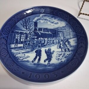 1993 Royal Copenhagen Christmas Plate Christmas Guests 7.25" Wall Art Denmark #6